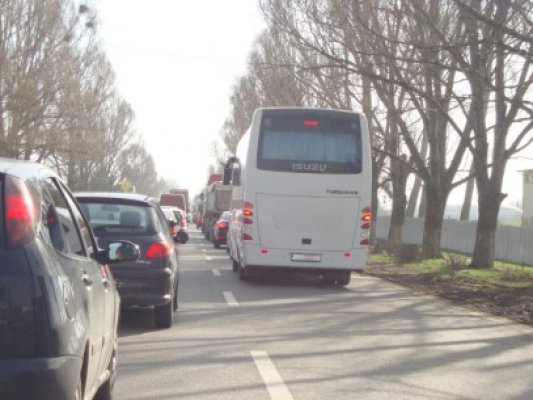 Accident rutier pe DN 3: două maşini s-au făcut 